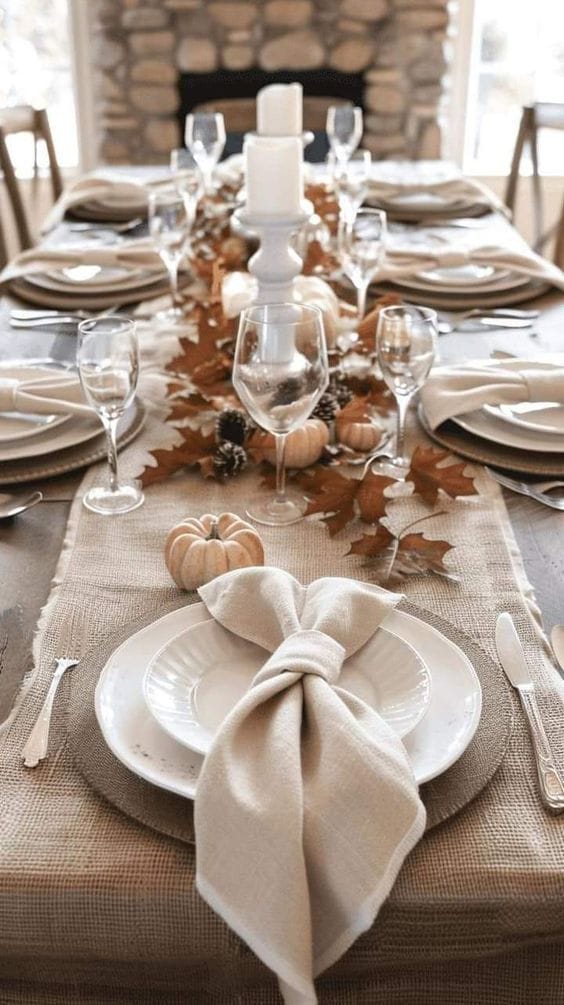 Centre de table avec citrouilles et bougies 