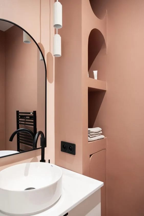 salle de bain petite et moderne niches encastrées