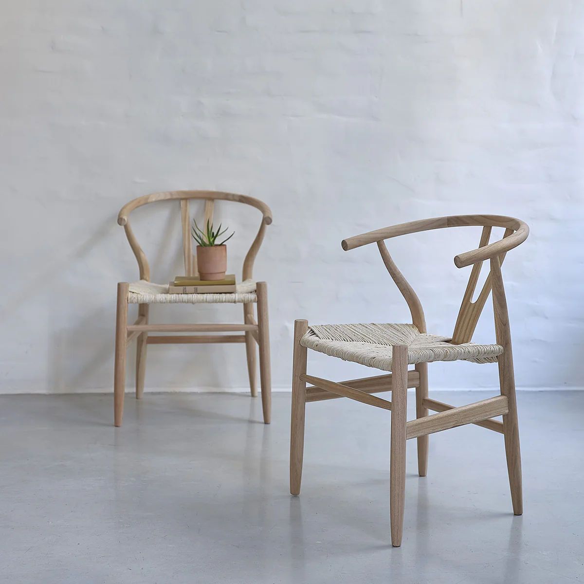 2 chaises en mindi massif et corde naturelle