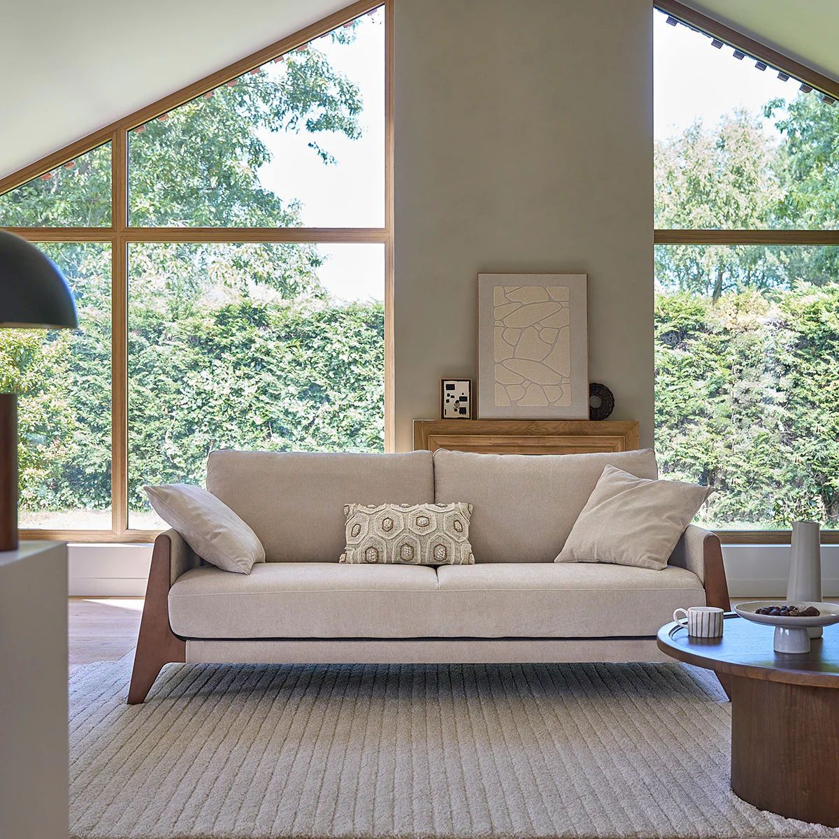 canapé design bois massif et velours beige chiné
