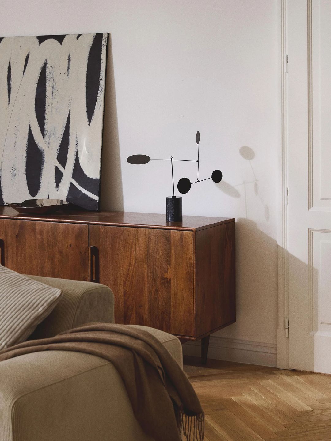 Objet décoratif tige et cercle aérien en métal pour décoration moderne