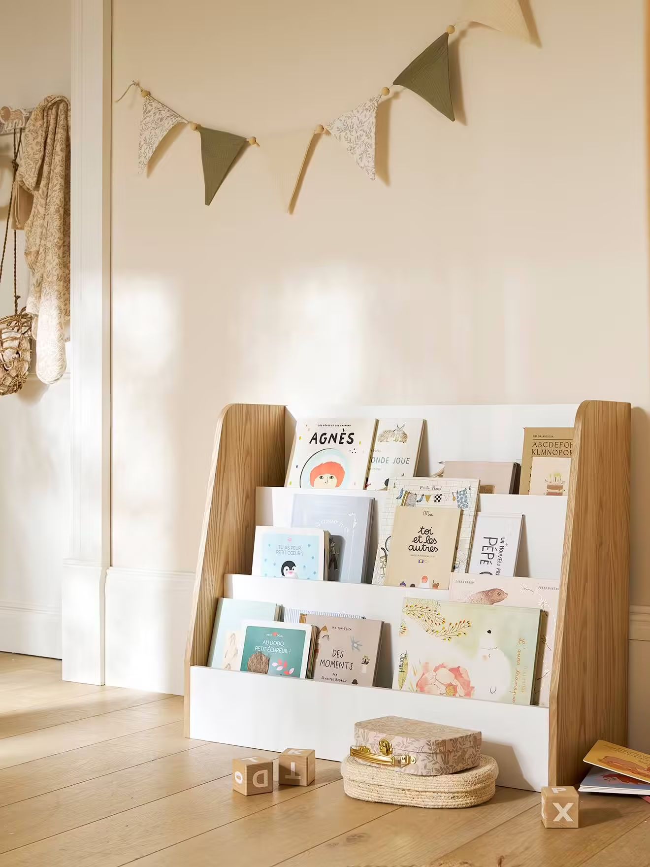 bibliotheque basse pour enfant en bois pour coin lecture