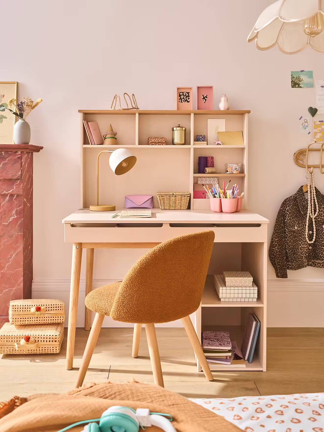 Bureau fille qui se transforme en coiffeuse