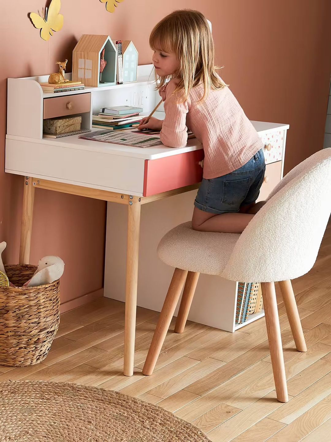 chaise en fausse fourrure blanche