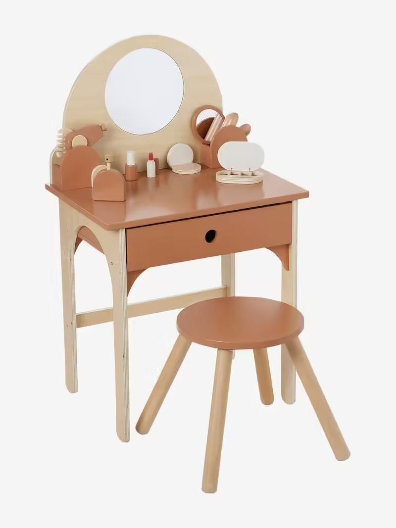coiffeuse fille avec accessoires