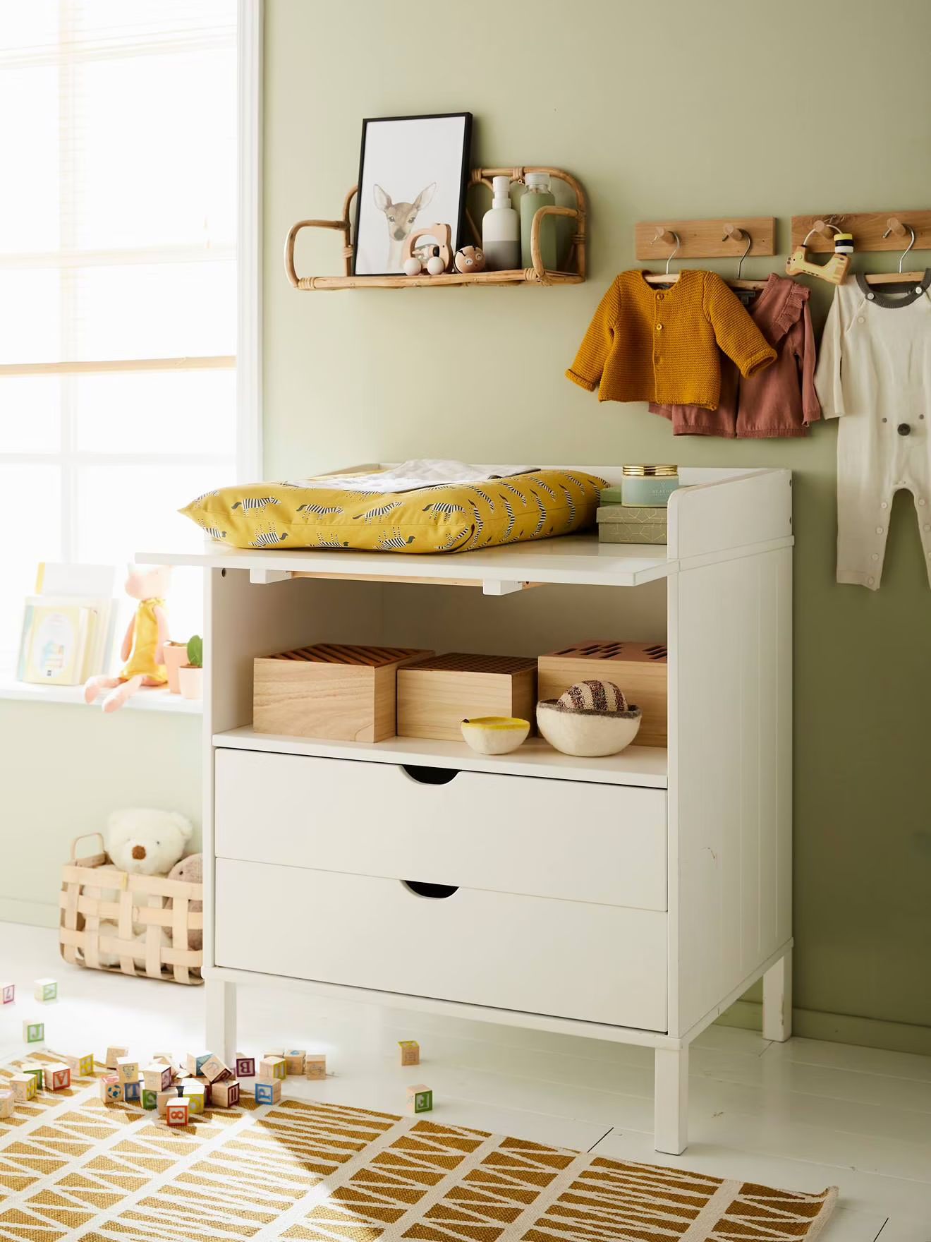 Commode avec plan à langer 1 porte colorée et 3 niches avec claustra