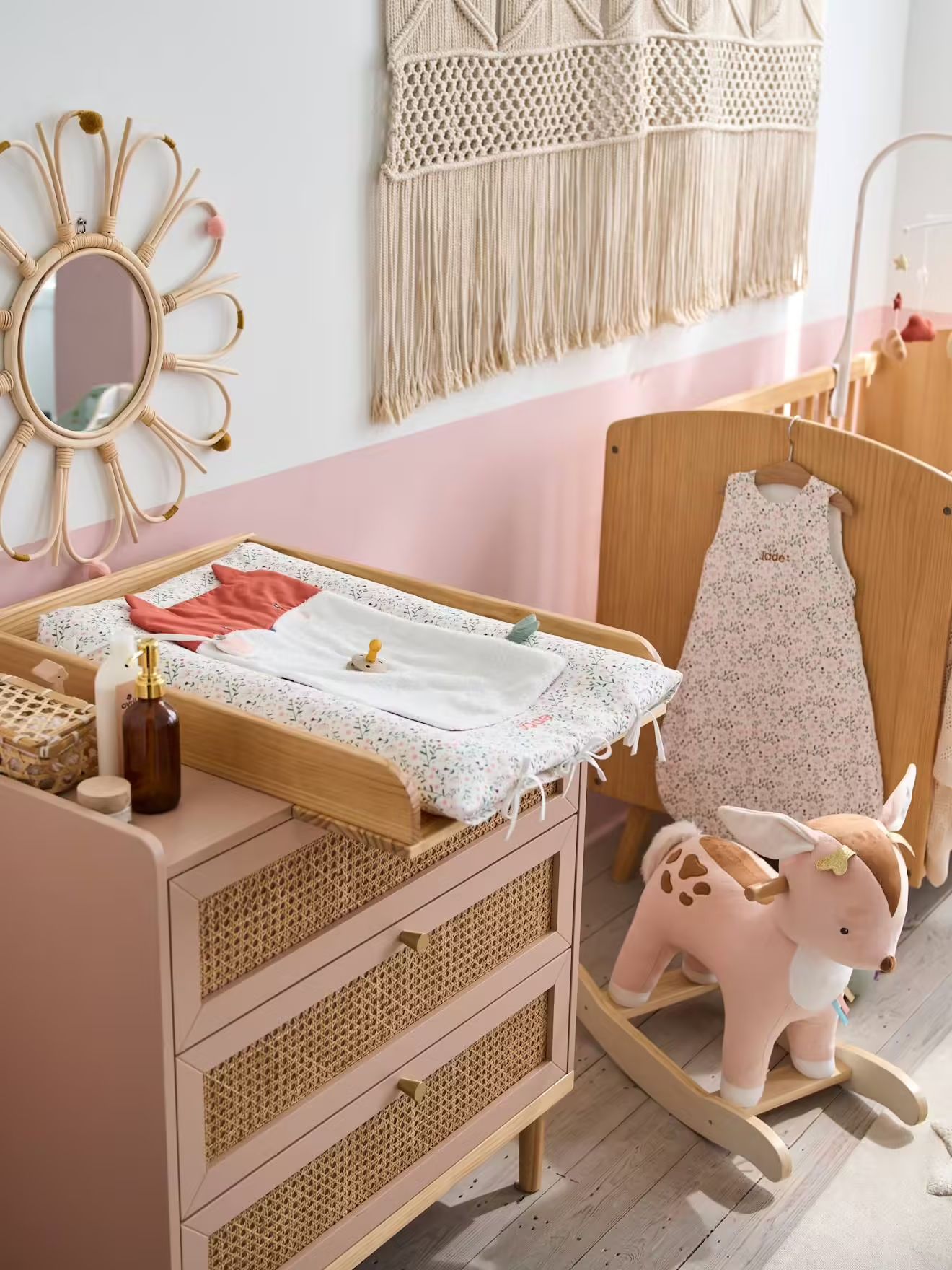 Commode en cannage