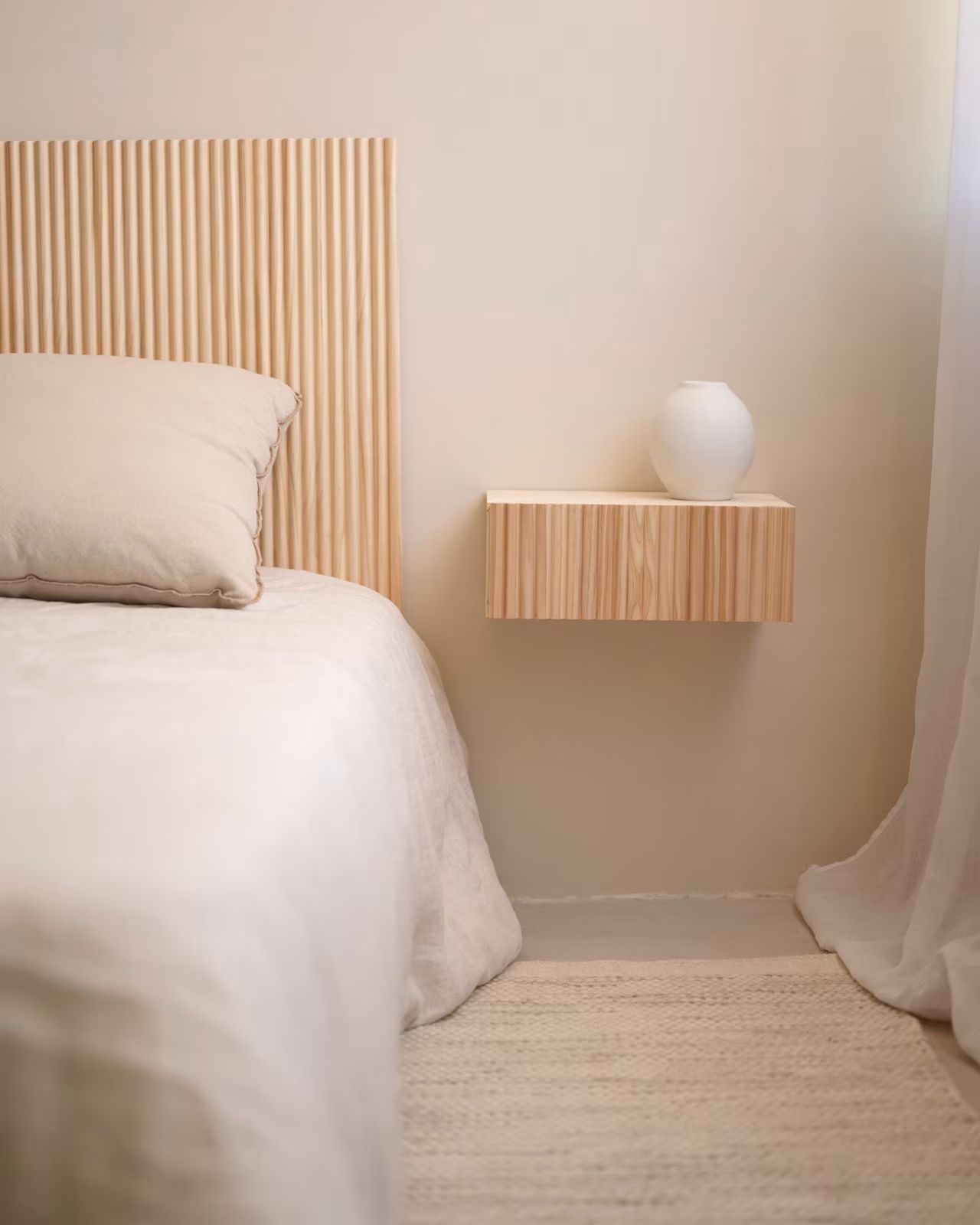 table de nuit flottante en bois naturel
