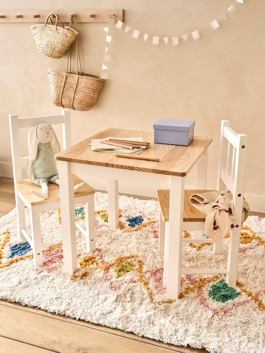 Ensemble table + 2 chaises en bois