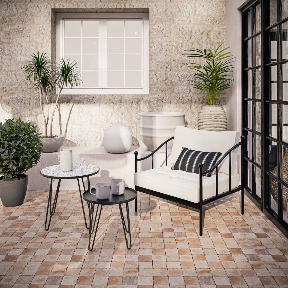 Fauteuil de jardin en acier noir et coussins blanc cassé