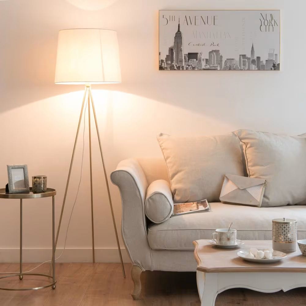 lampadaire trépied en métal doré abat-jour en coton blanc