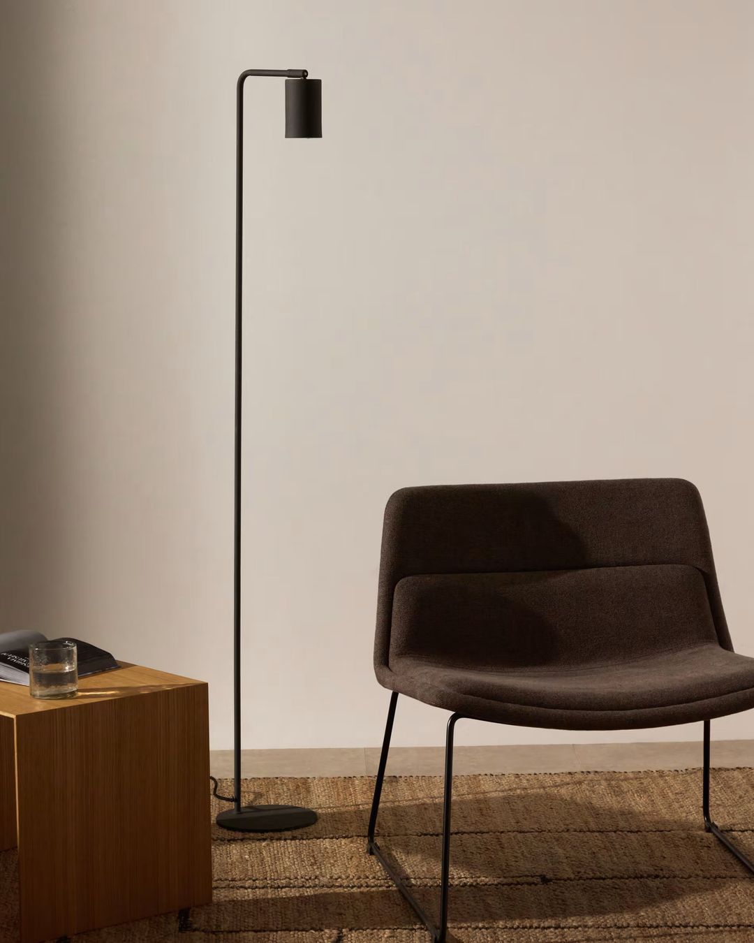 Lampadaire en métal avec finition effet fonte noire