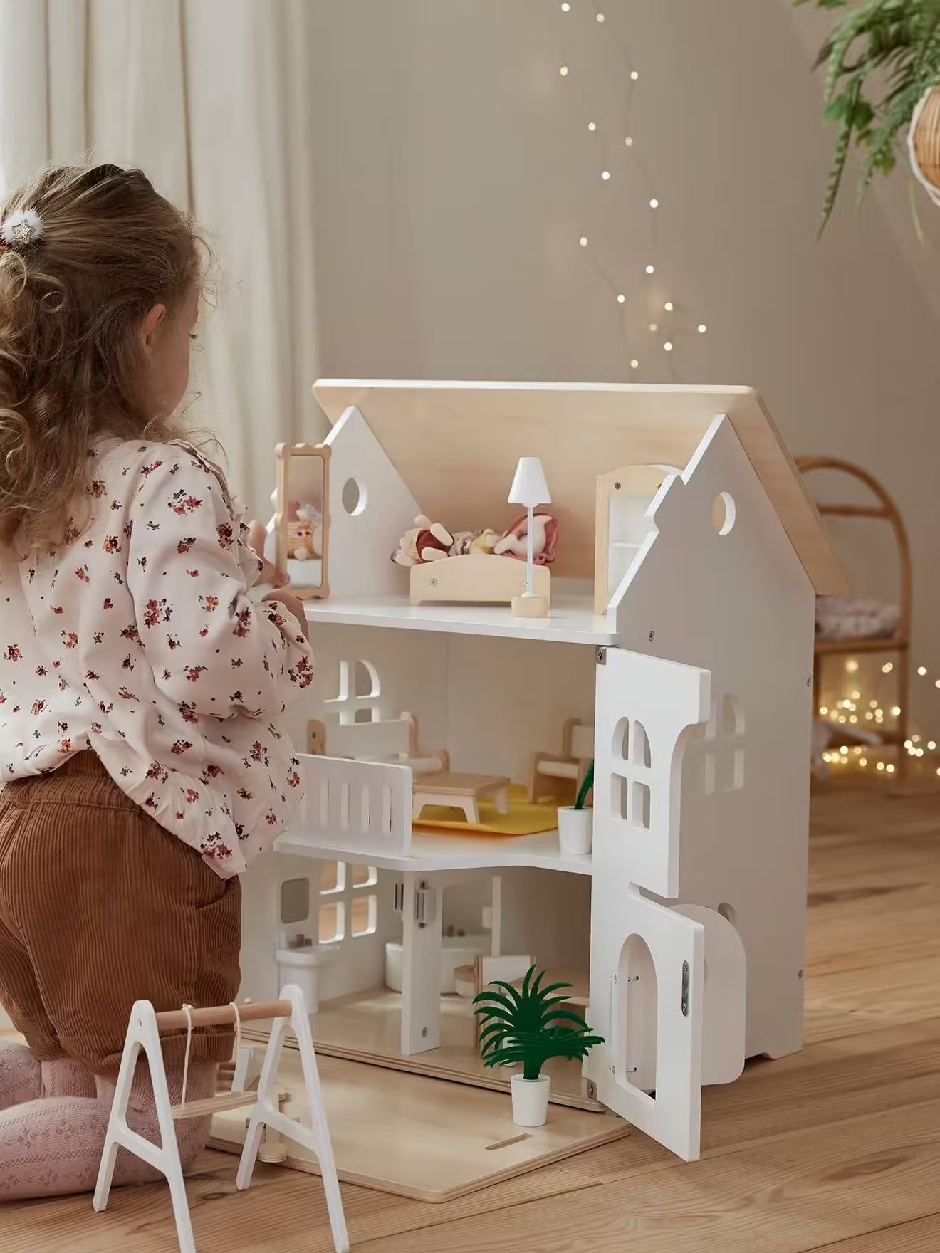Maison en bois des amis des petits + mobilier en bois