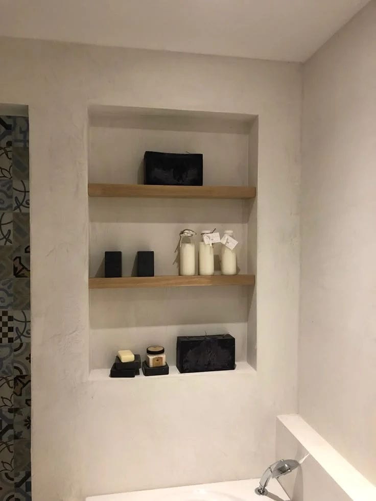 niche murale dans la salle de bain