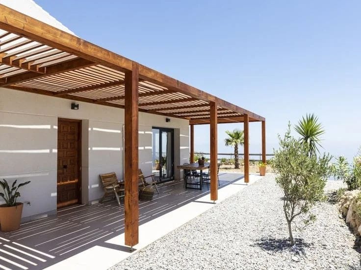 pose d'une pergola sur une terrasse