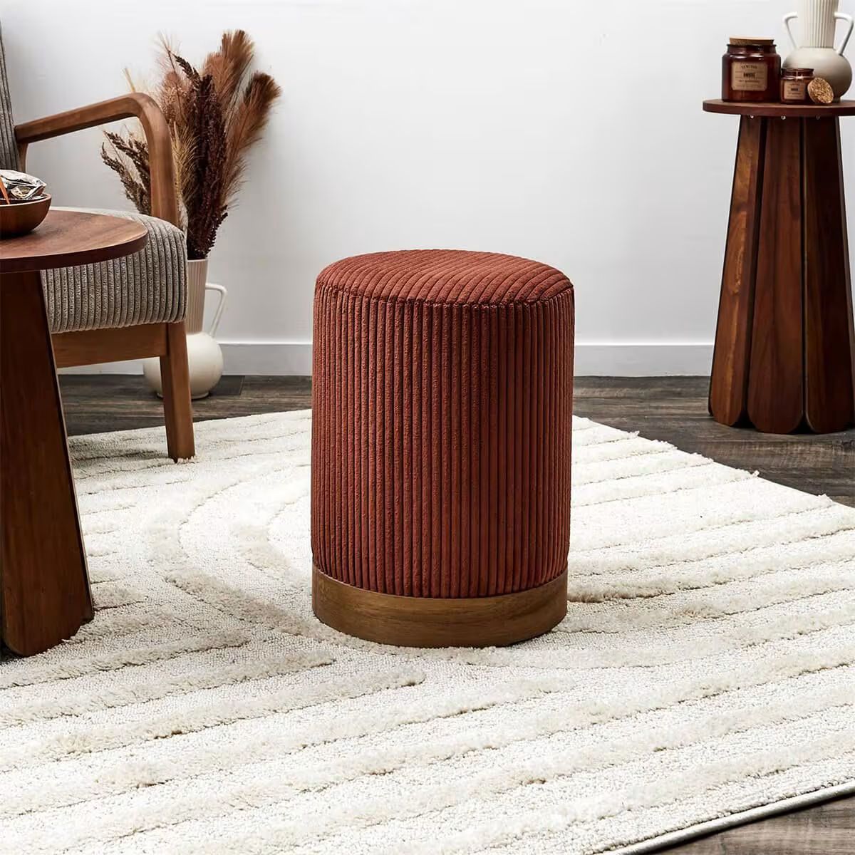 Pouf en velours côtelé coloris terracotta
