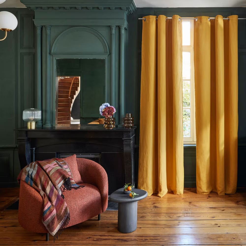 chaise en velours ocre