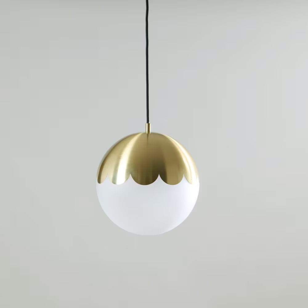 Suspension en acier doré et globe en verre opaque