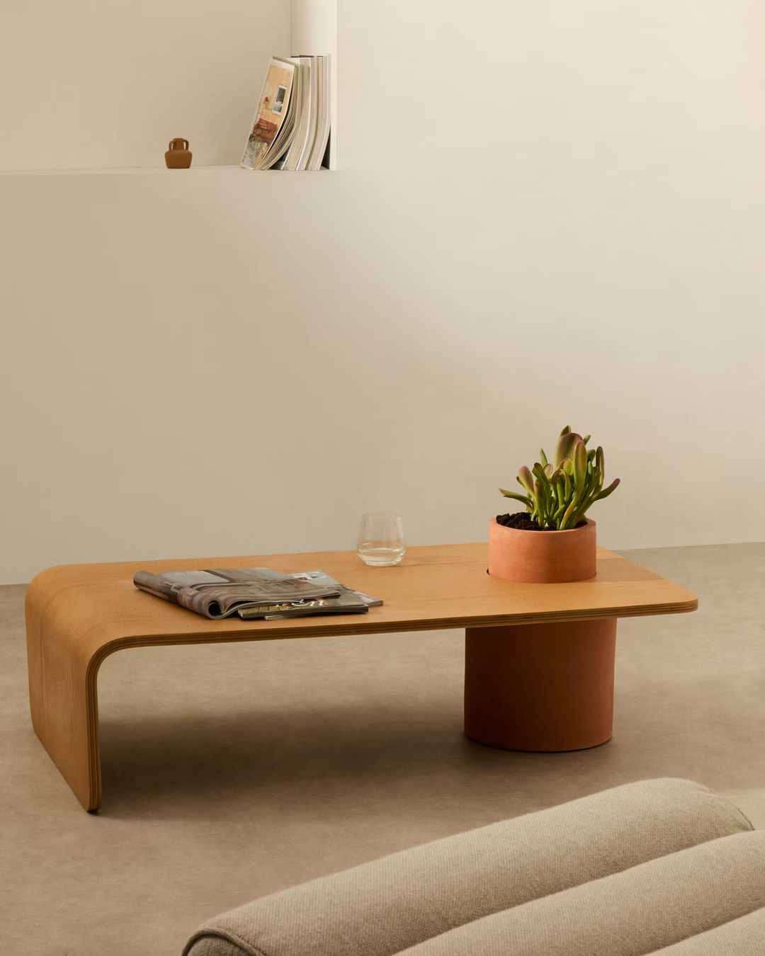 table basse originale avec pot de fleur incrusté