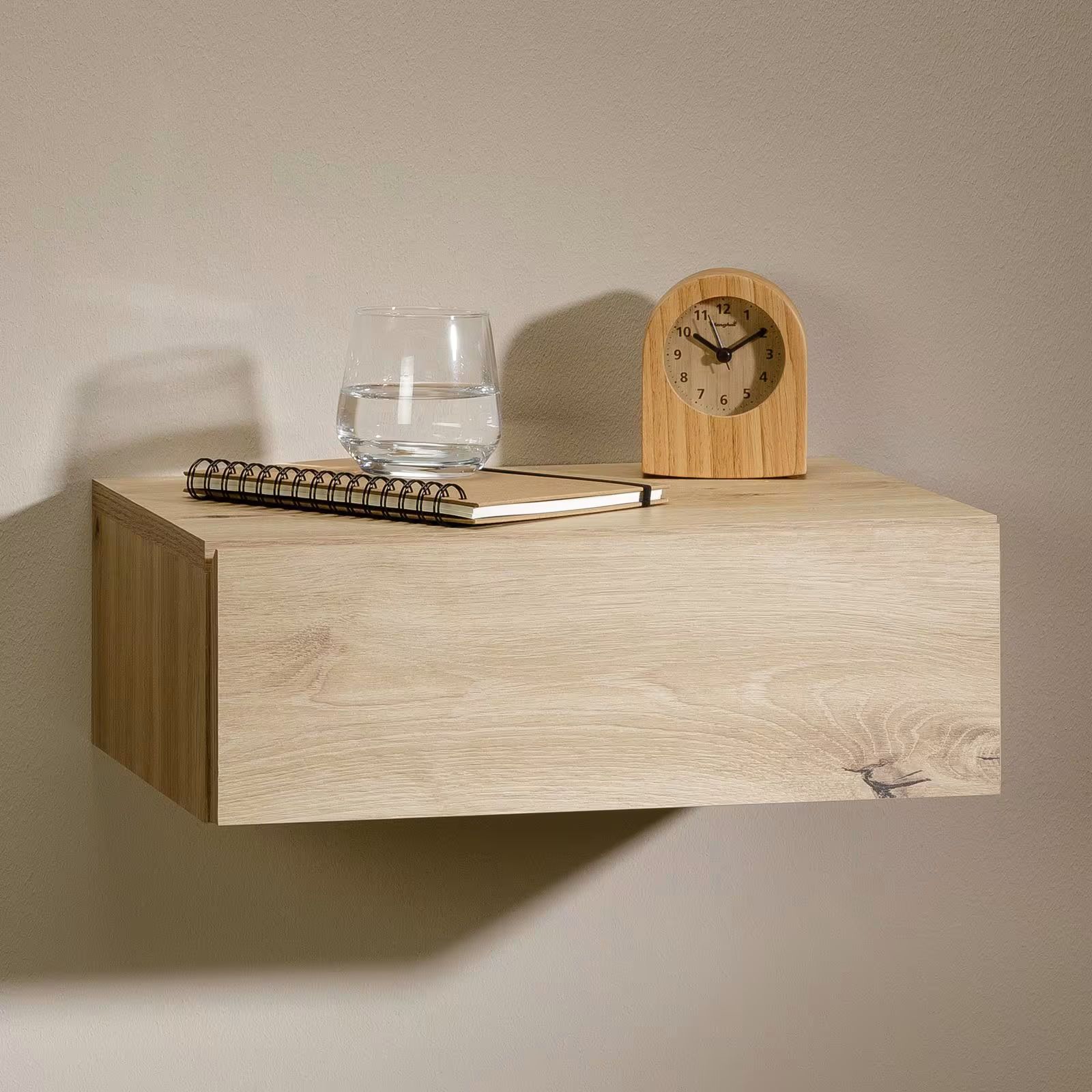 table de nuit suspendue en bois minimaliste