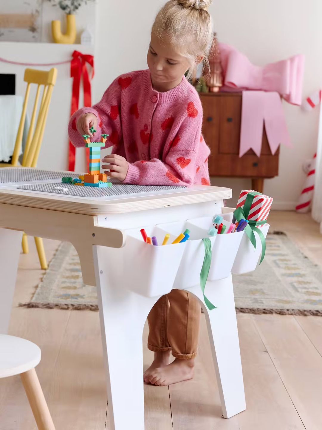 Table de dessin et briques de construction en bois