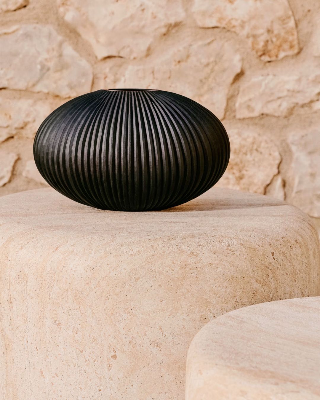 vase gris foncé